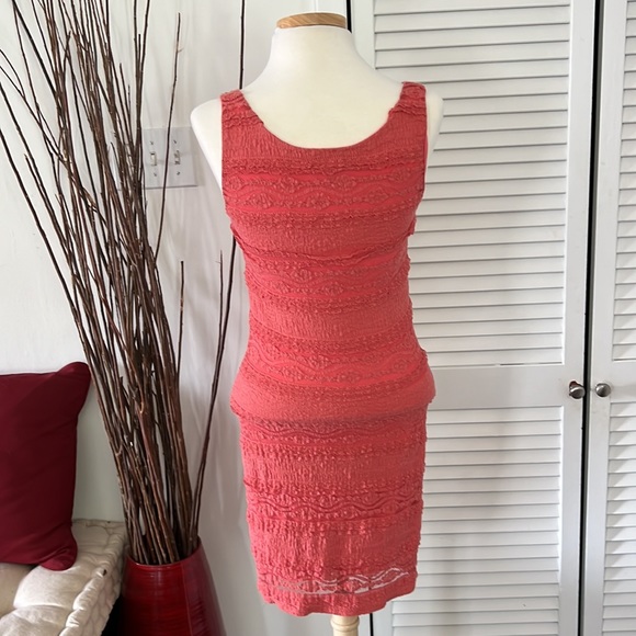 Le Chateau Coral Lacey dress - Picture 2 of 3